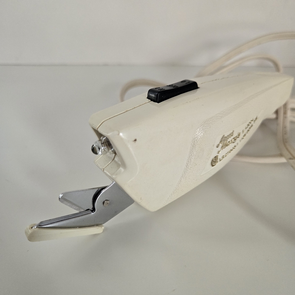 1970's Aunt Mary's Electric Scissors Model A3004 - Picture 7 of 10